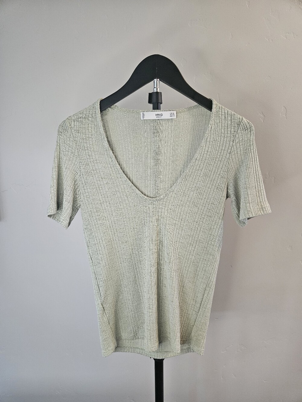 MANGO ribbed knit V-neck short-sleeve top. Size XS